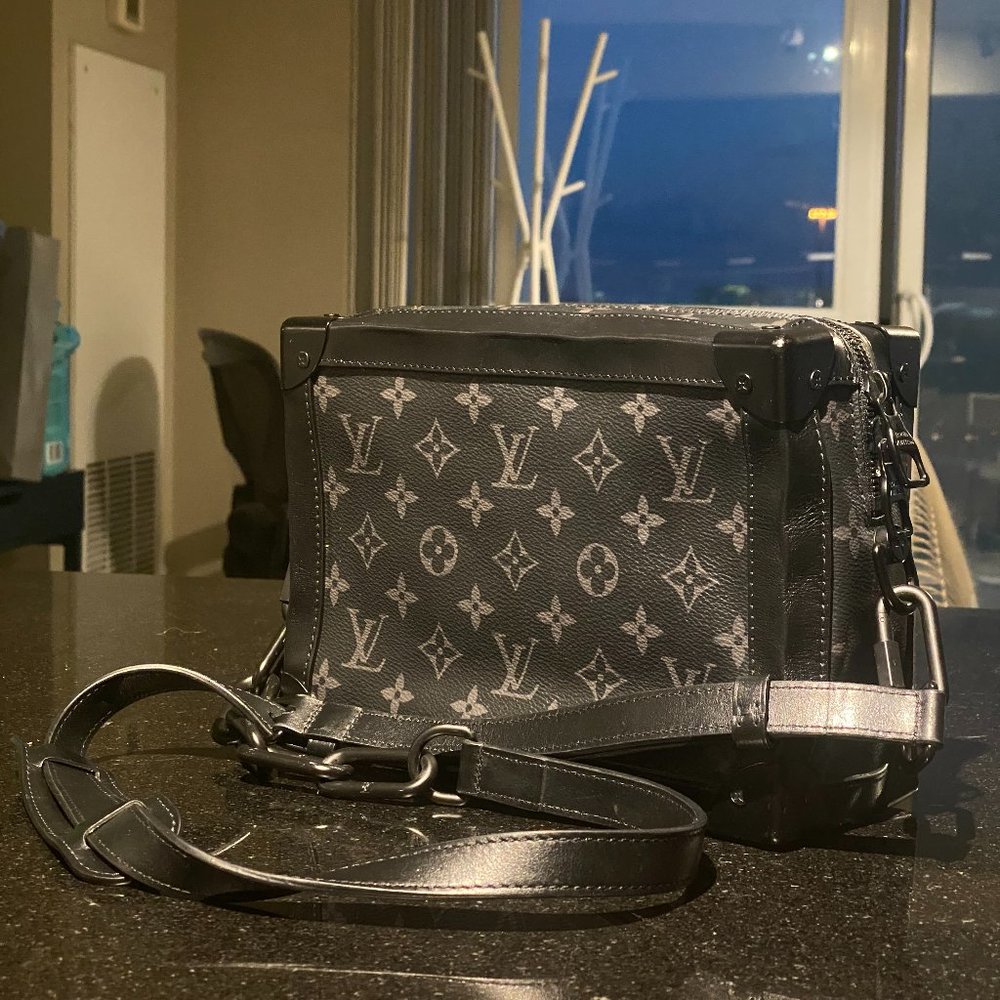 Louis Vuitton man bag - Picture 1 of 3